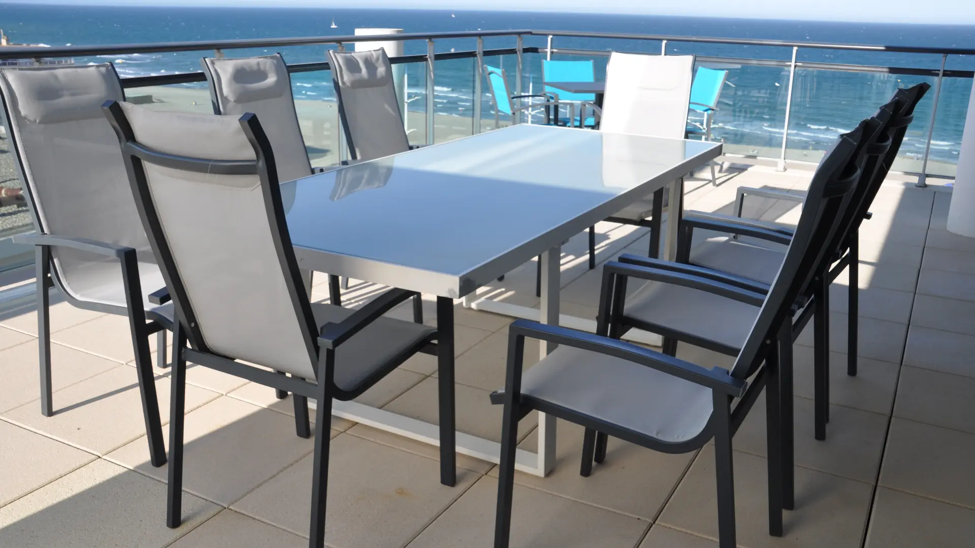 12 - Terrasse table repas vue plage