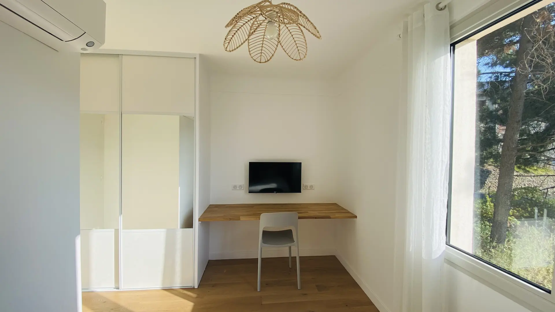 14. Chambre 1 au RDC vue montagne