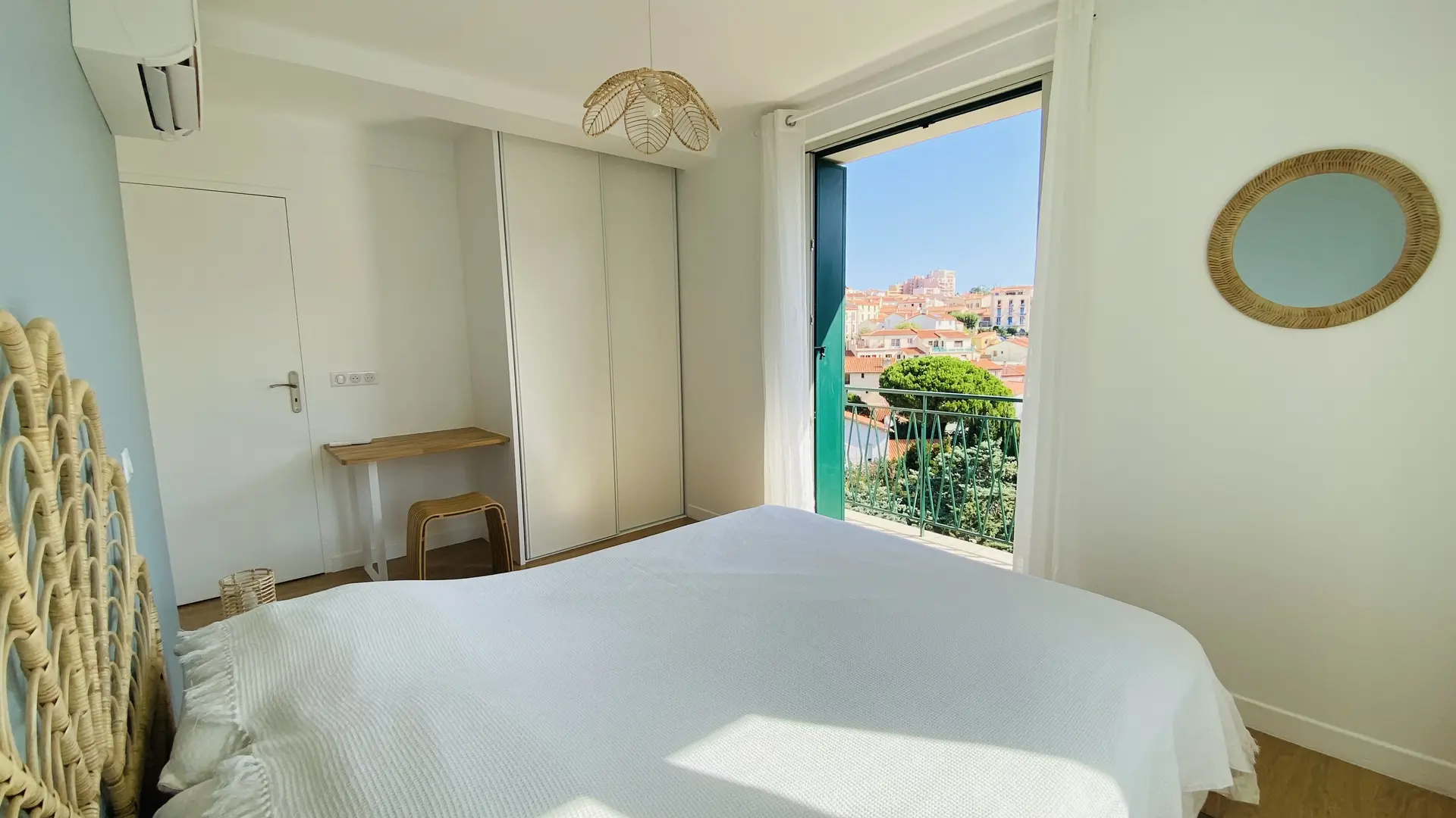 15. Chambre 2 au 1er balcon vue village et mer