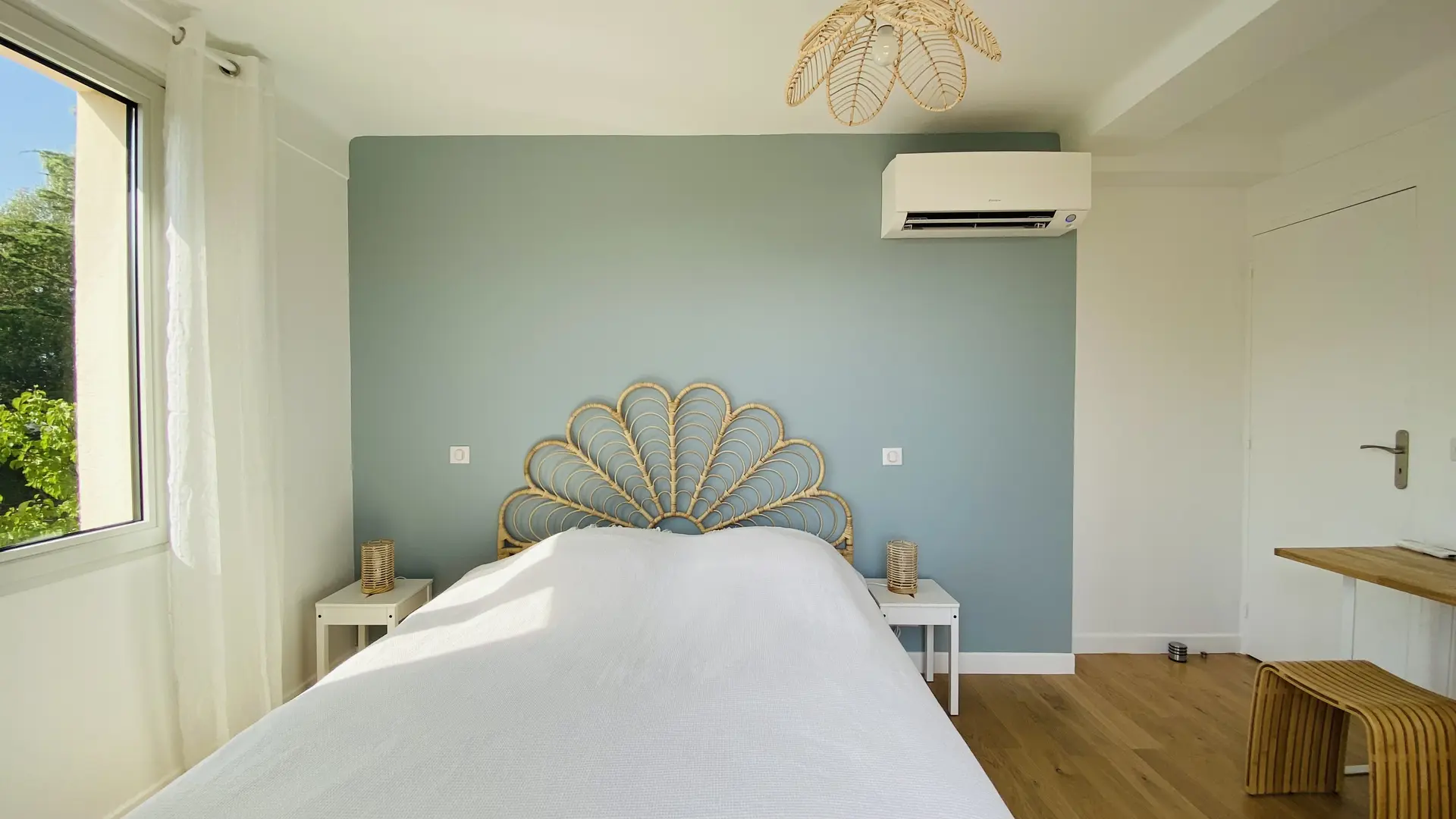 16. Chambre 2 au 1er balcon vue village et mer