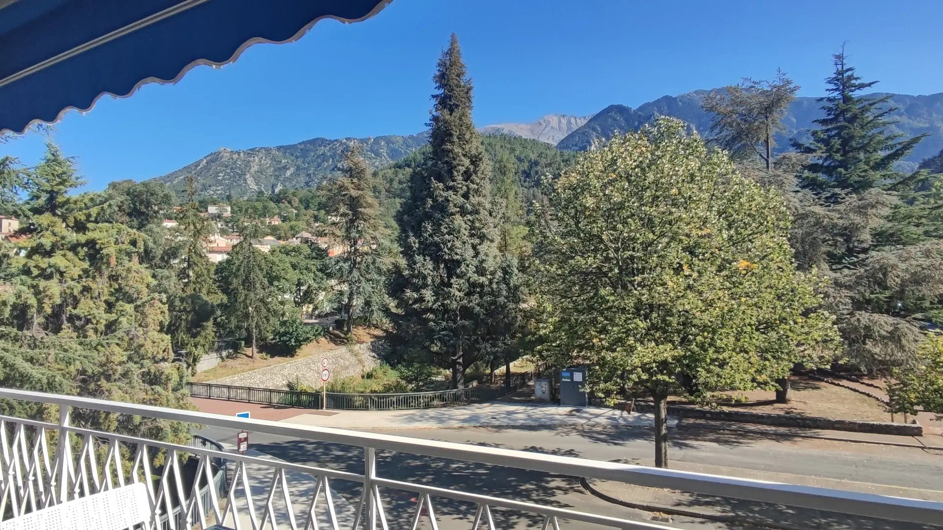 Terrasse avec vue sur le Canigó