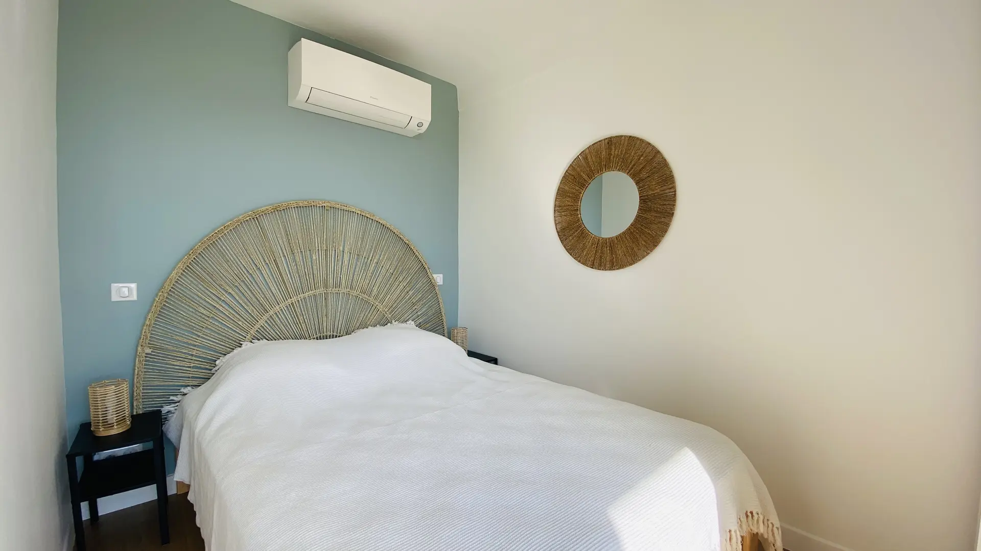 19. Chambre 4 au 1er balcon vue village et mer