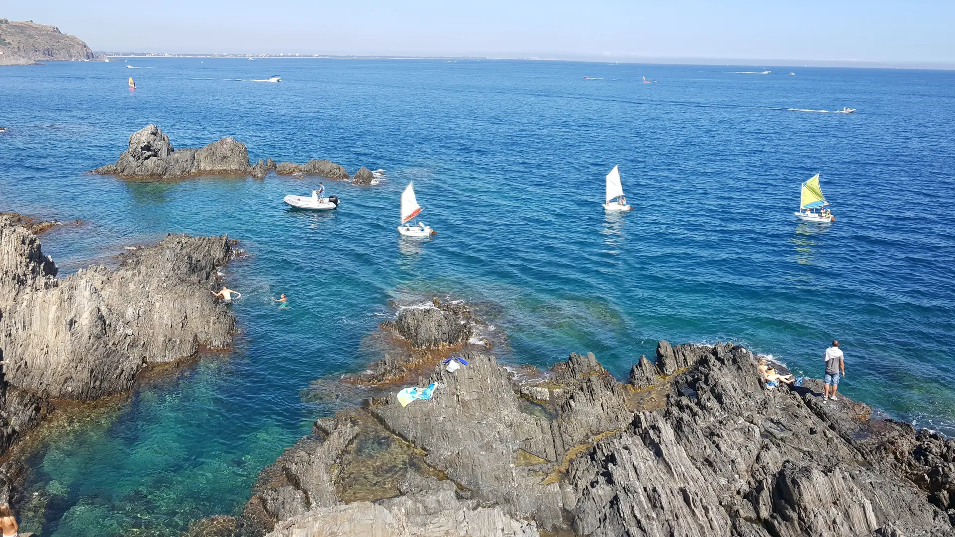 En bas du balcon en été