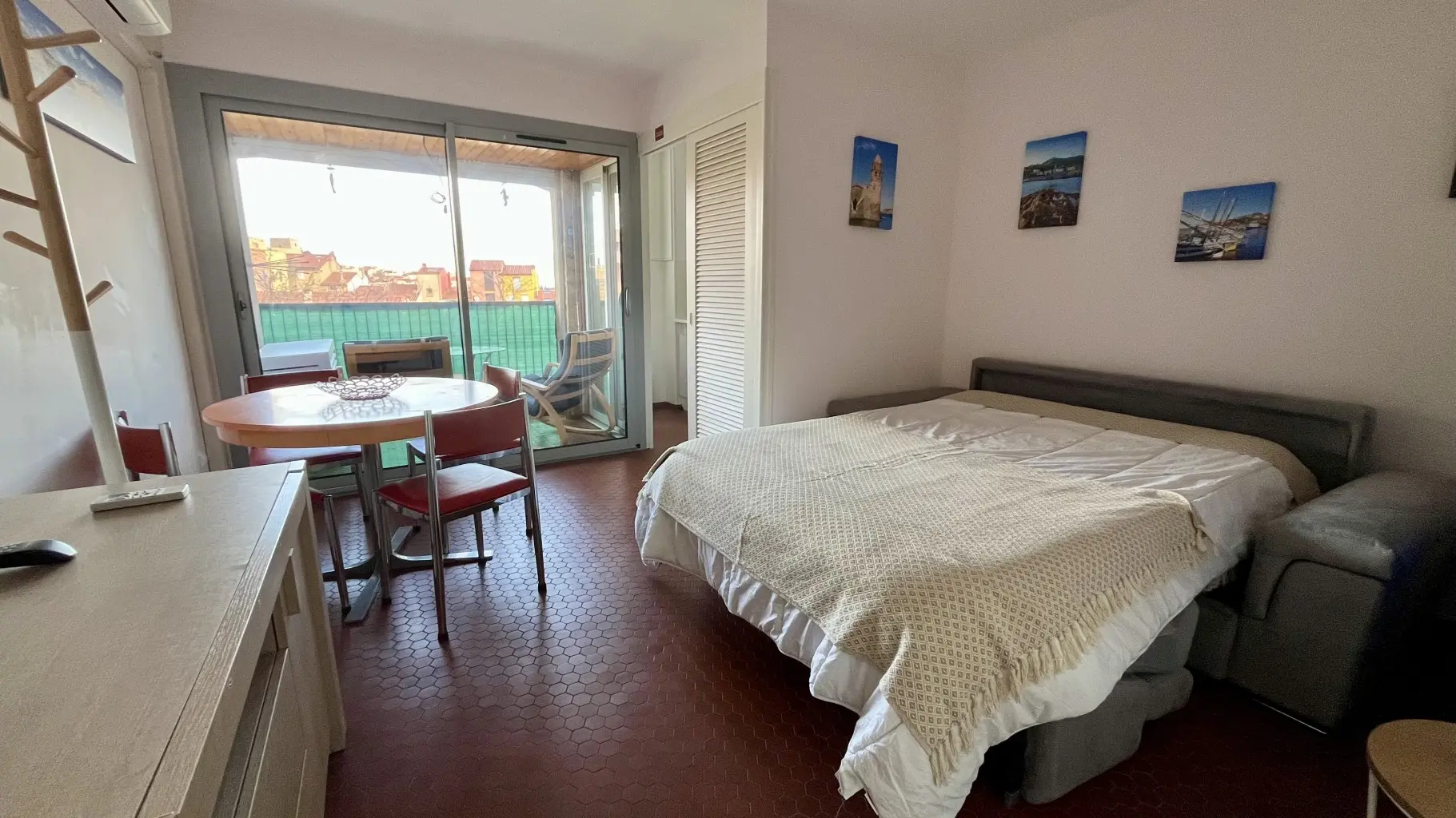 2_Location Collioure_vue-lit_buffet_tableaux_Clim