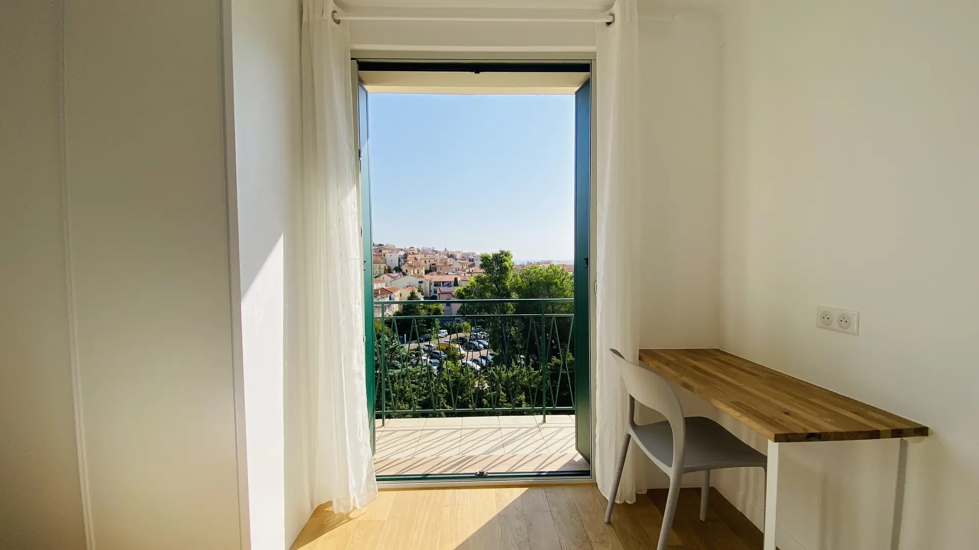 20. Chambre 4 au 1er balcon vue village et mer