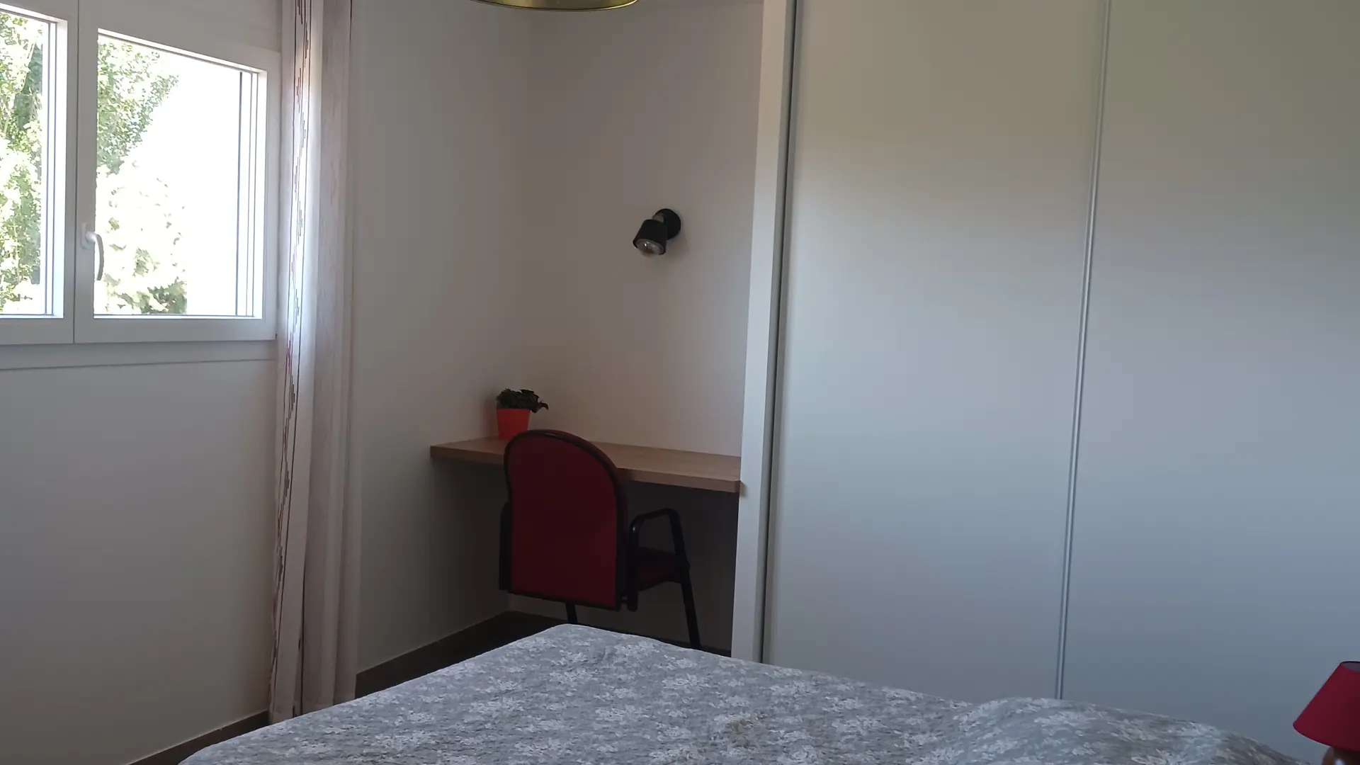 Chambre avec lit en 140 cm