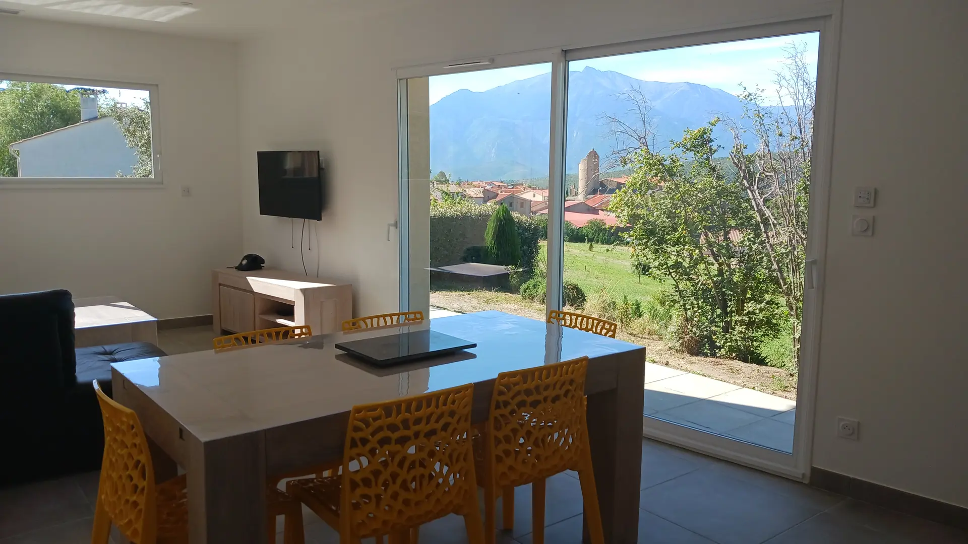 Cuisine séjour avec vue sur le village et le Canigó