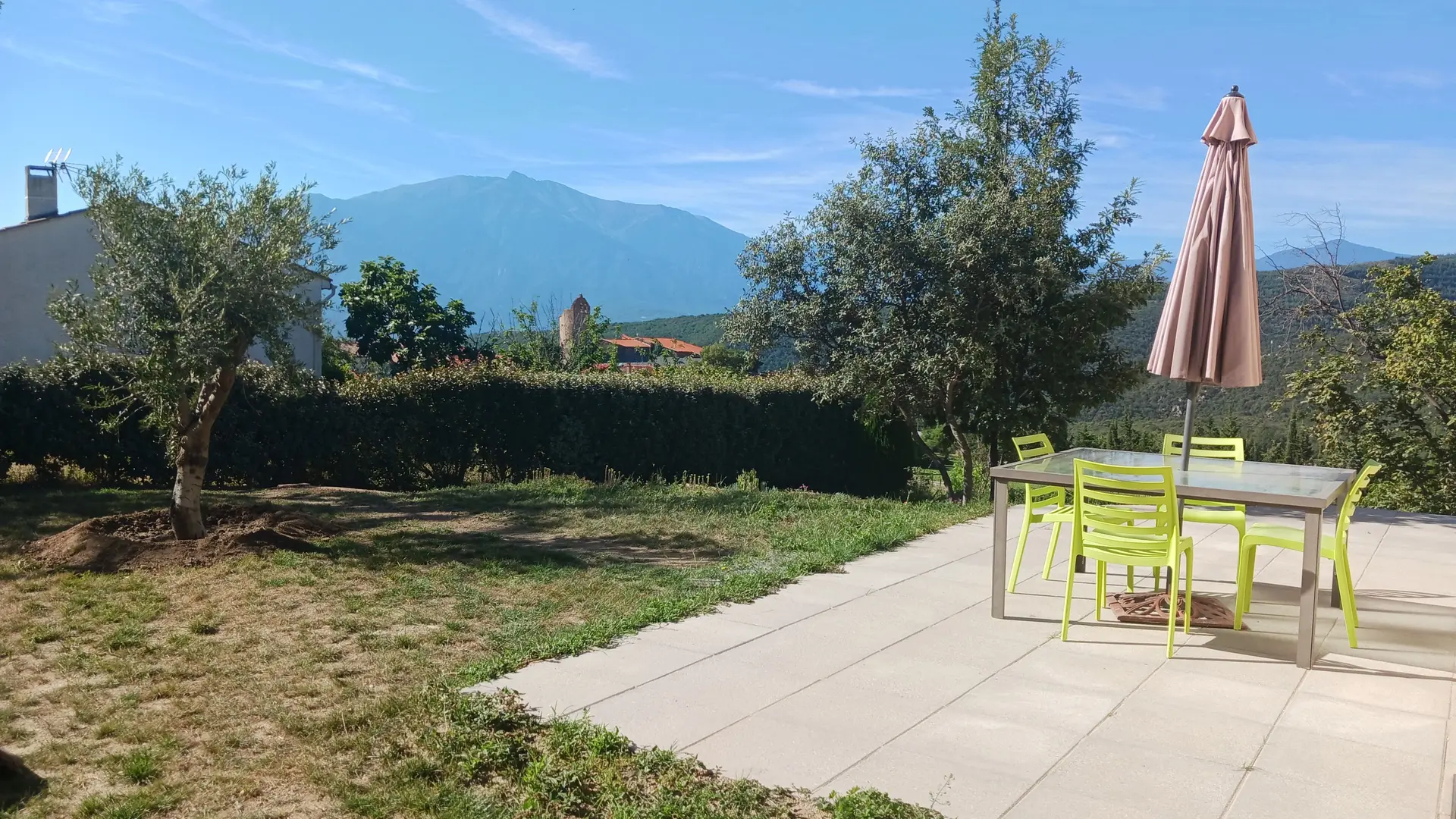 Terrasse avec vue sur le Canigó