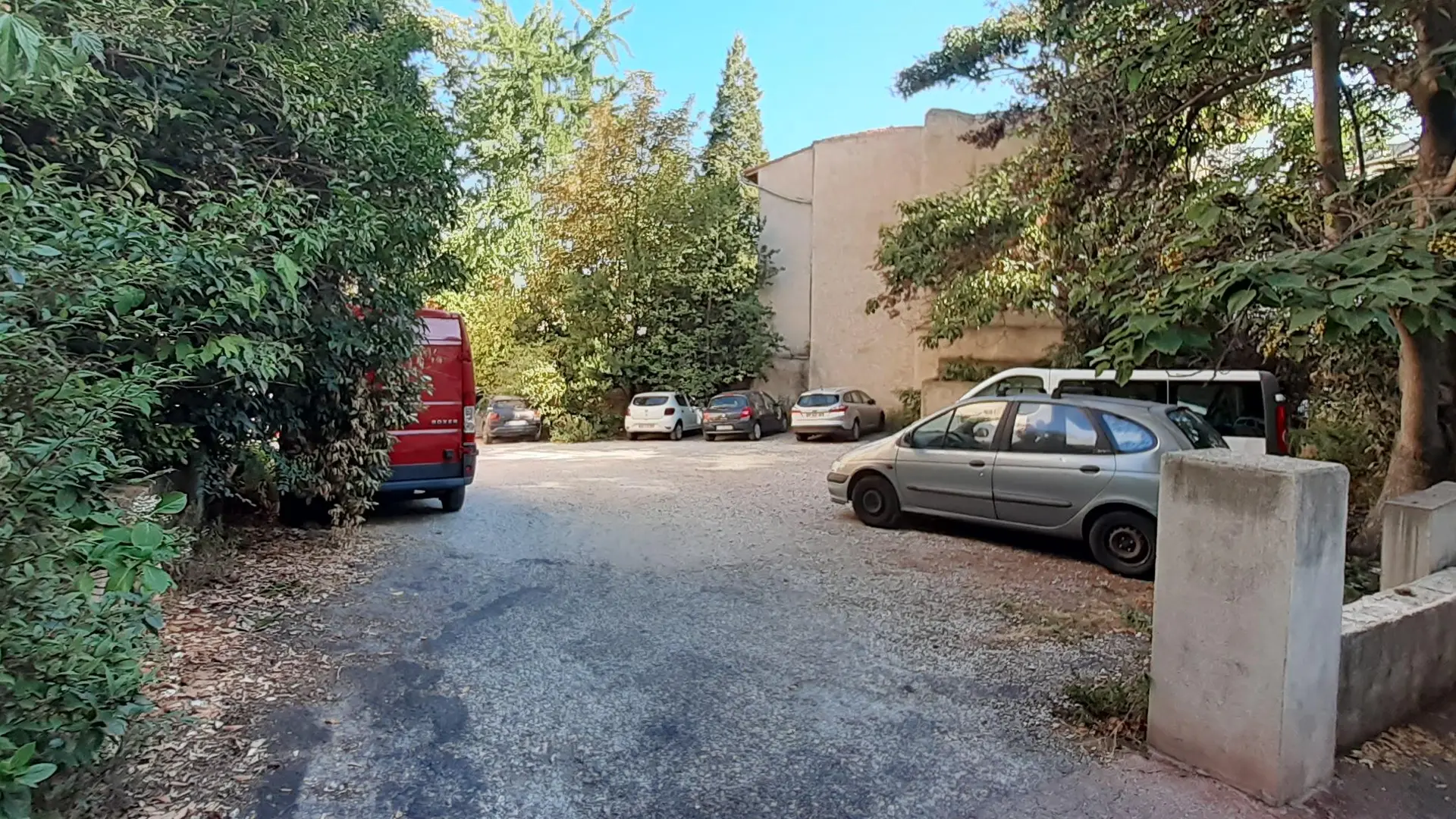 Parking à l'arrière de la résidence