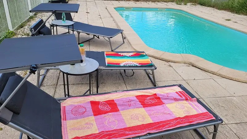 Piscine et transats