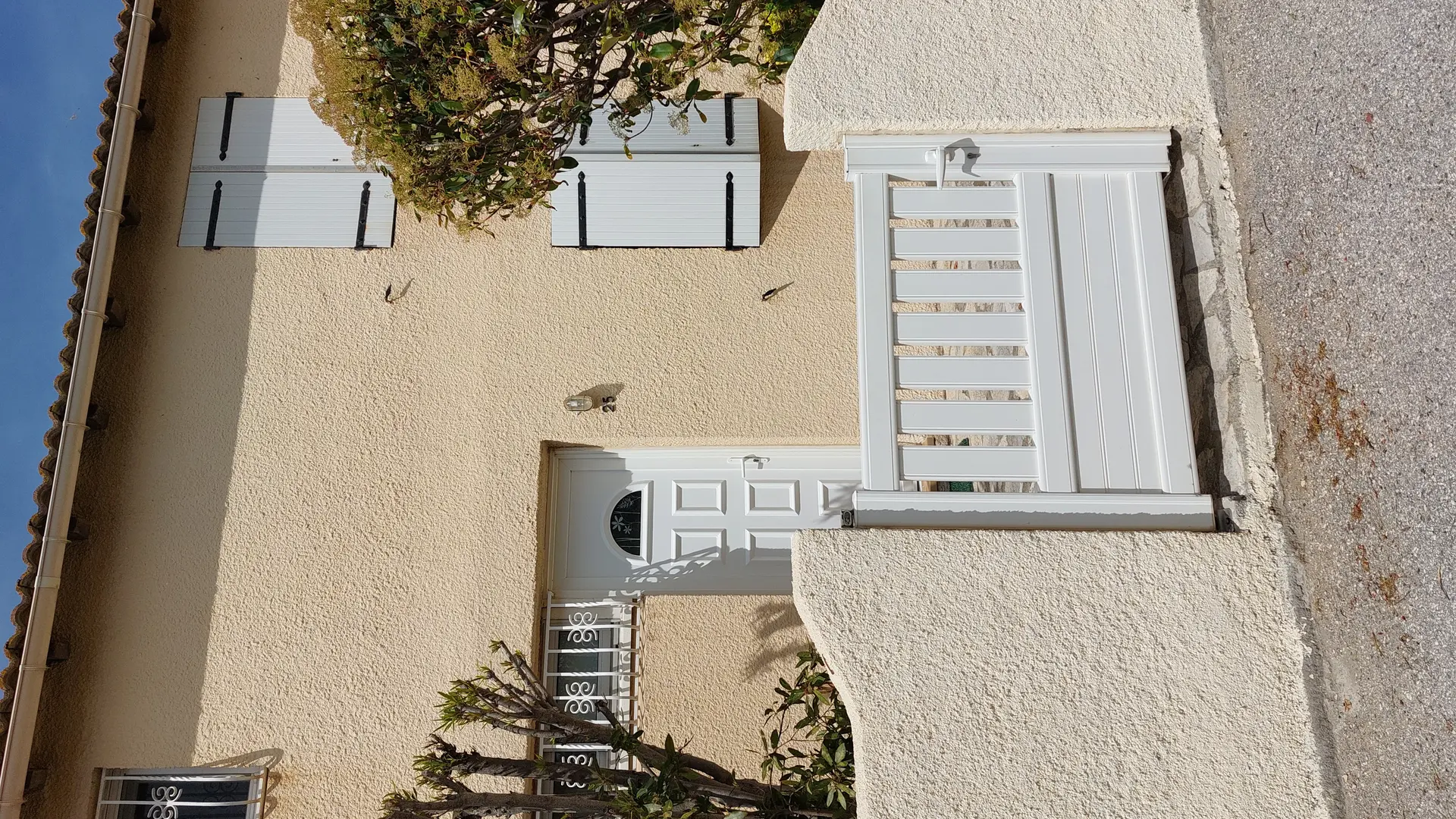 Devant de la maison dans l'impasse