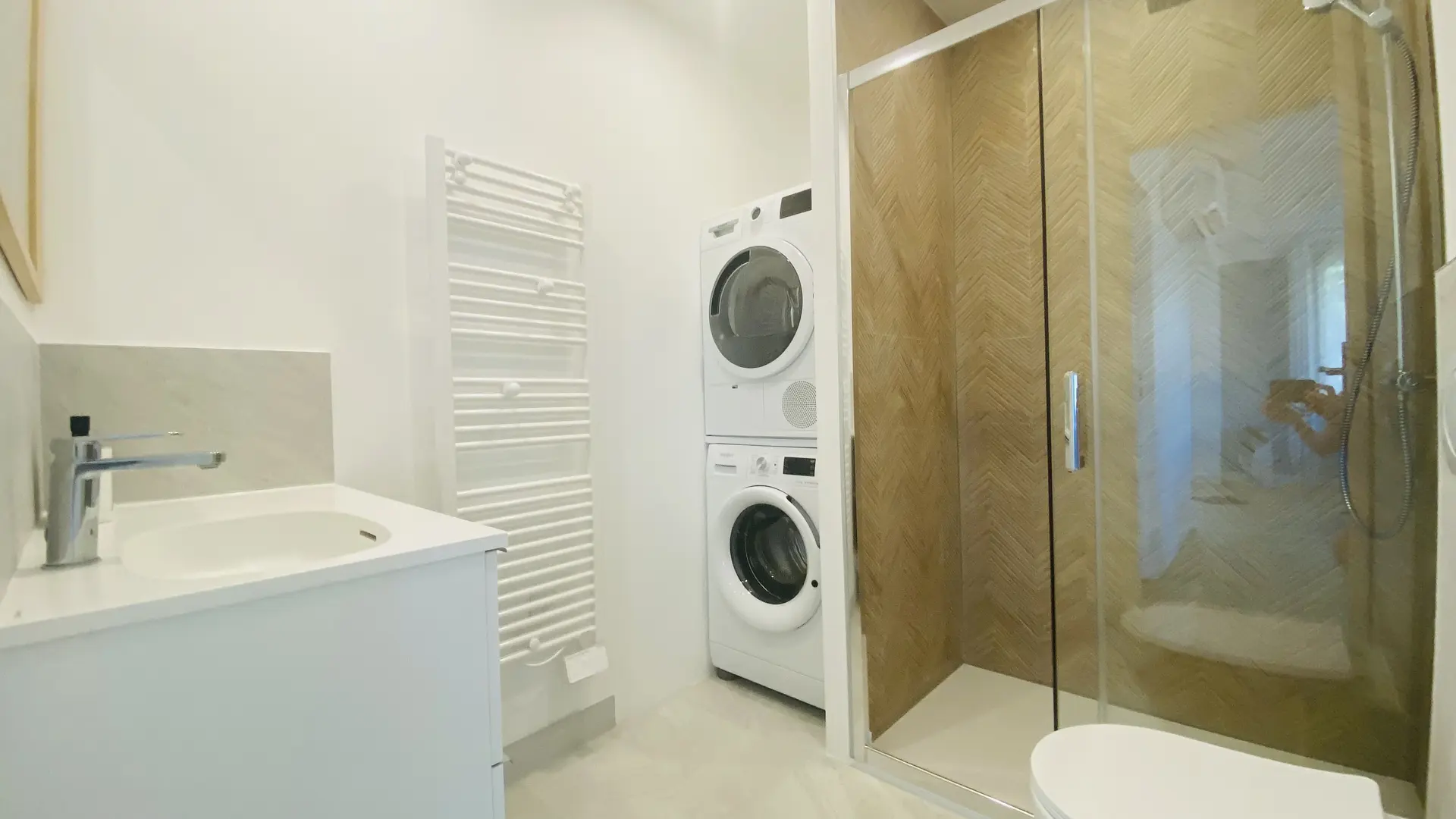 23. Salle d'eau 1 au RDC coin buanderie