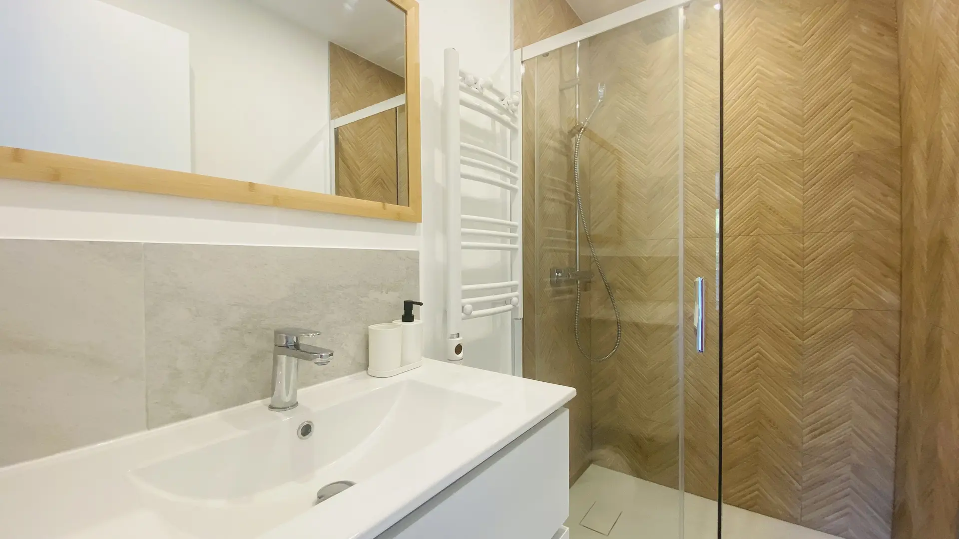 24. Salle d'eau 2 au 1er étage