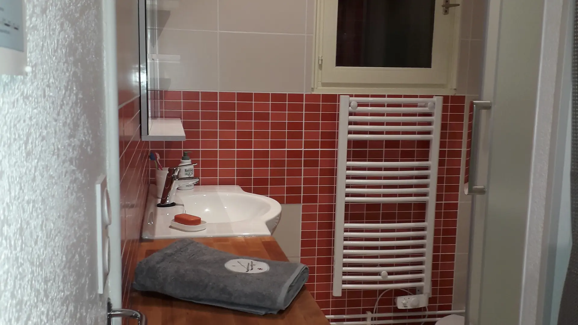 3_Atmosphère douce et cosy_salle-de-bain_Terrasse du soleil_ Font Romeu_changez d’altitude_20180725_220045