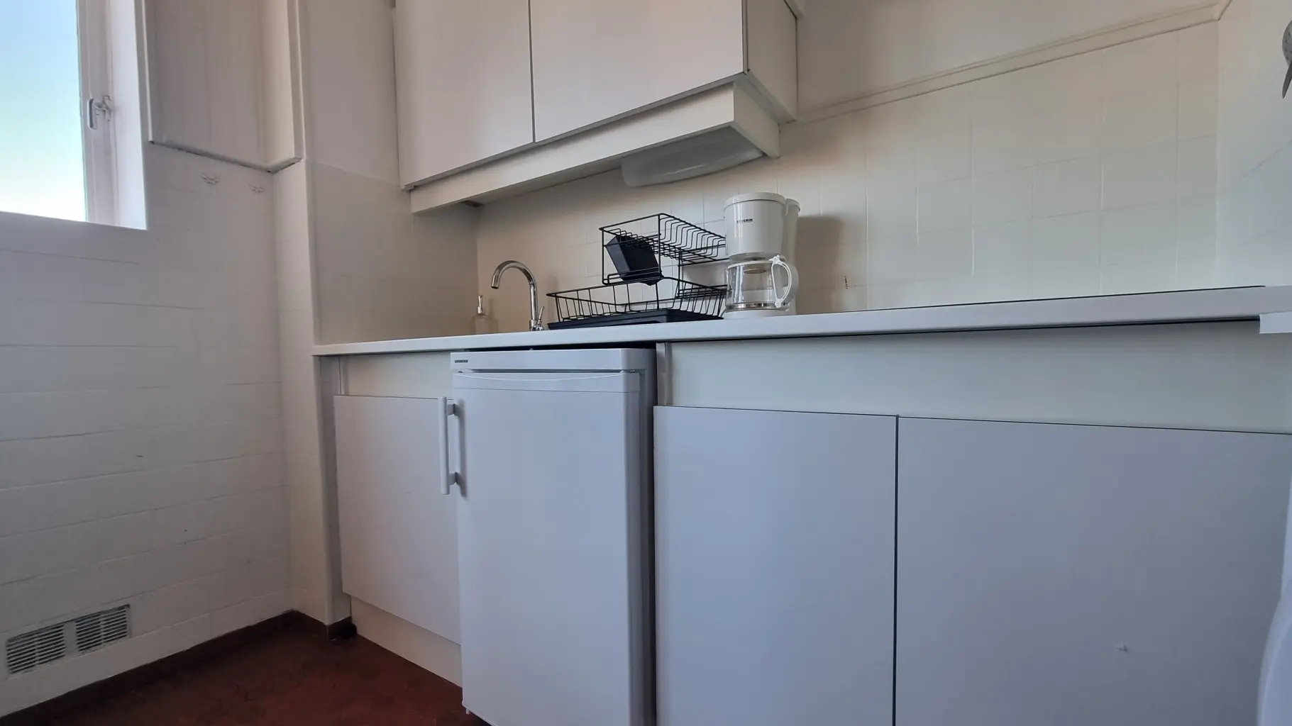 3_Location Collioure_vue-cuisine_Placards_Hauts-et-en-bas