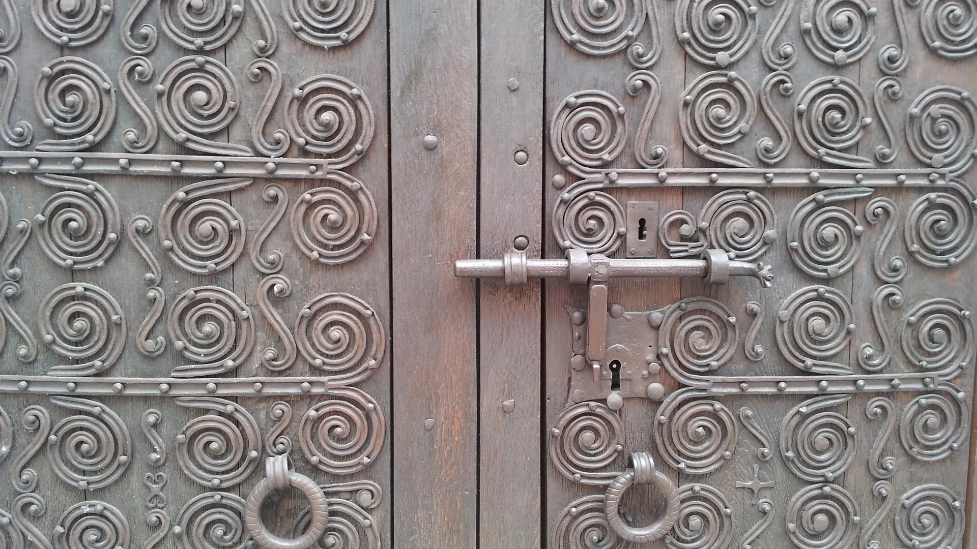 Ferrures sur la porte de l'église