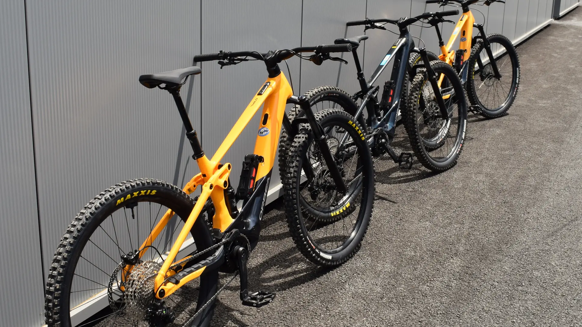 velos-gris-jaune-loca-e-bike-ille-sur-tet
