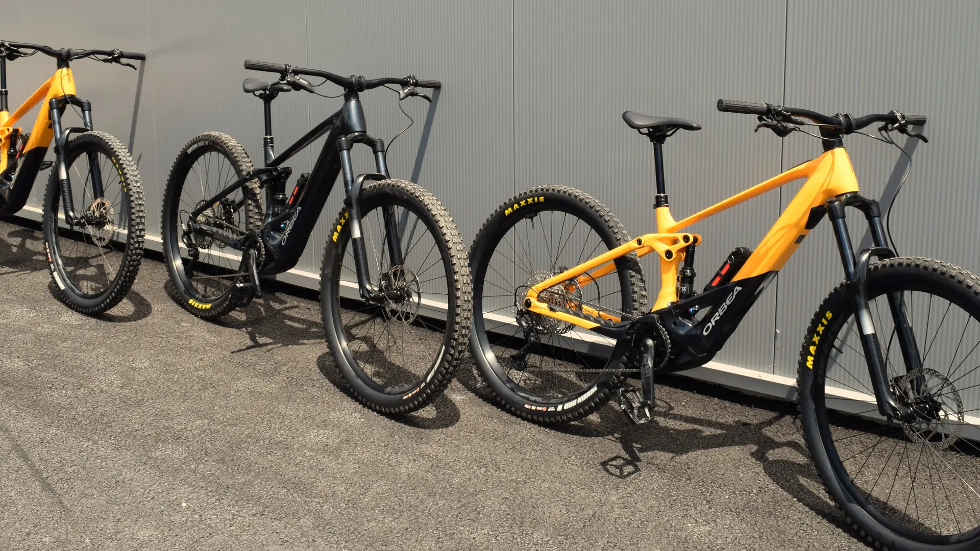 velos-jaune-gris-loca-e-bike-ille-sur-tet
