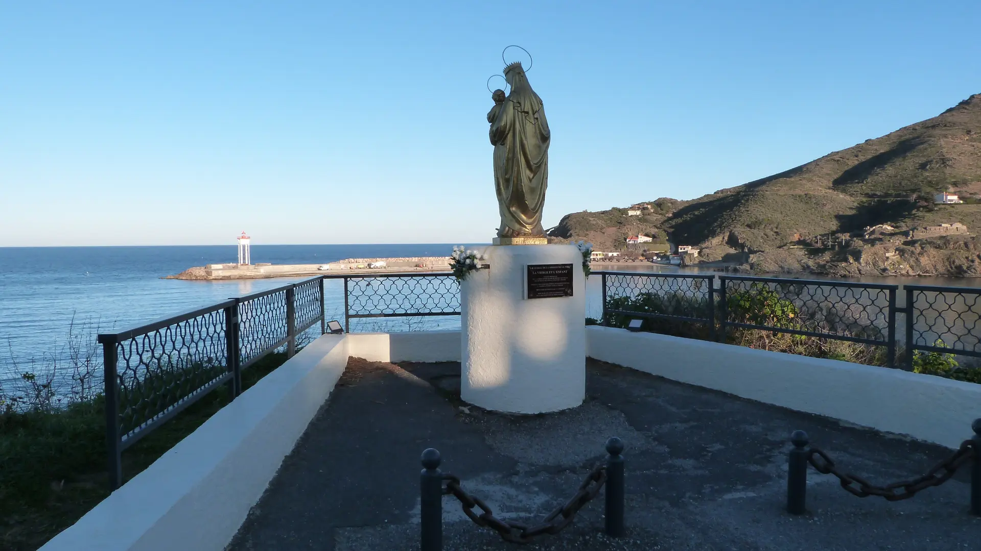 vierge et entree port