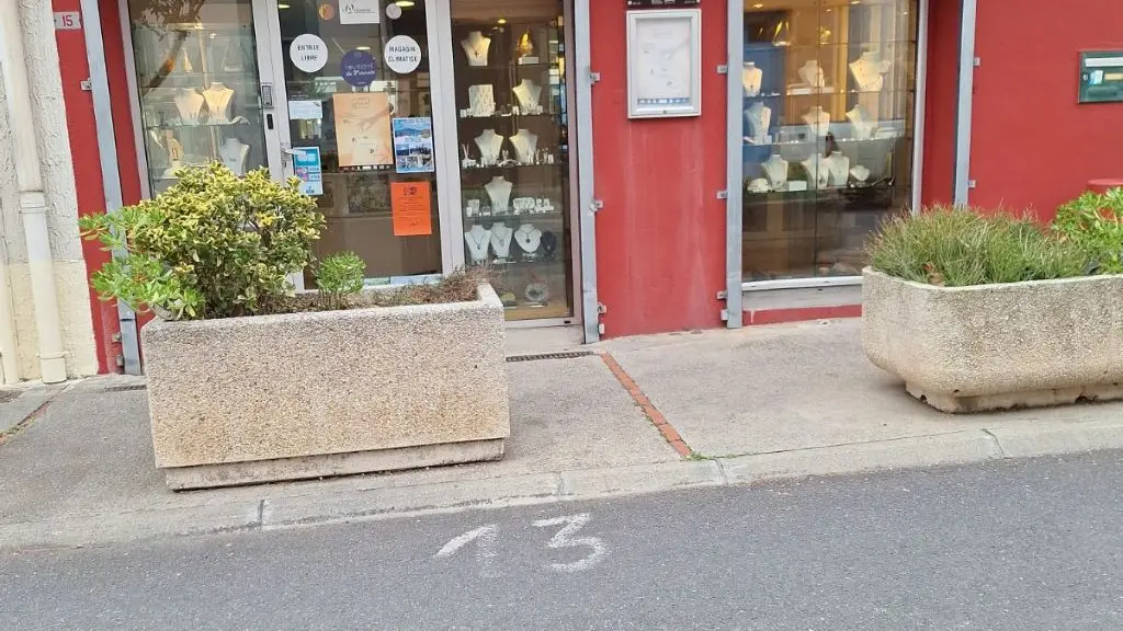 AU GRENAT DE TAUTAVEL VITRINE