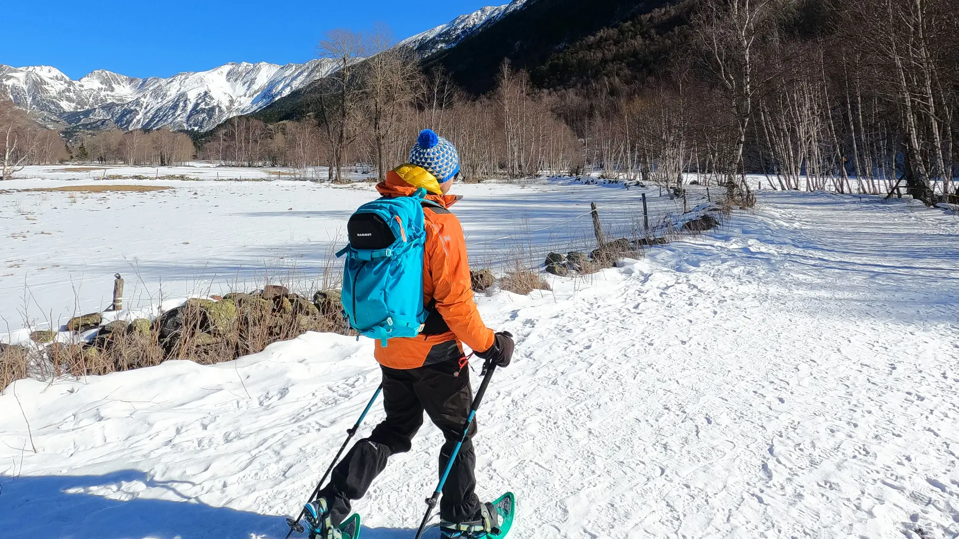 Activités - hiver  raquettes Porté-Puymorens avec vue sur le massif du Carlit ©Pyrénées-Cerdagne