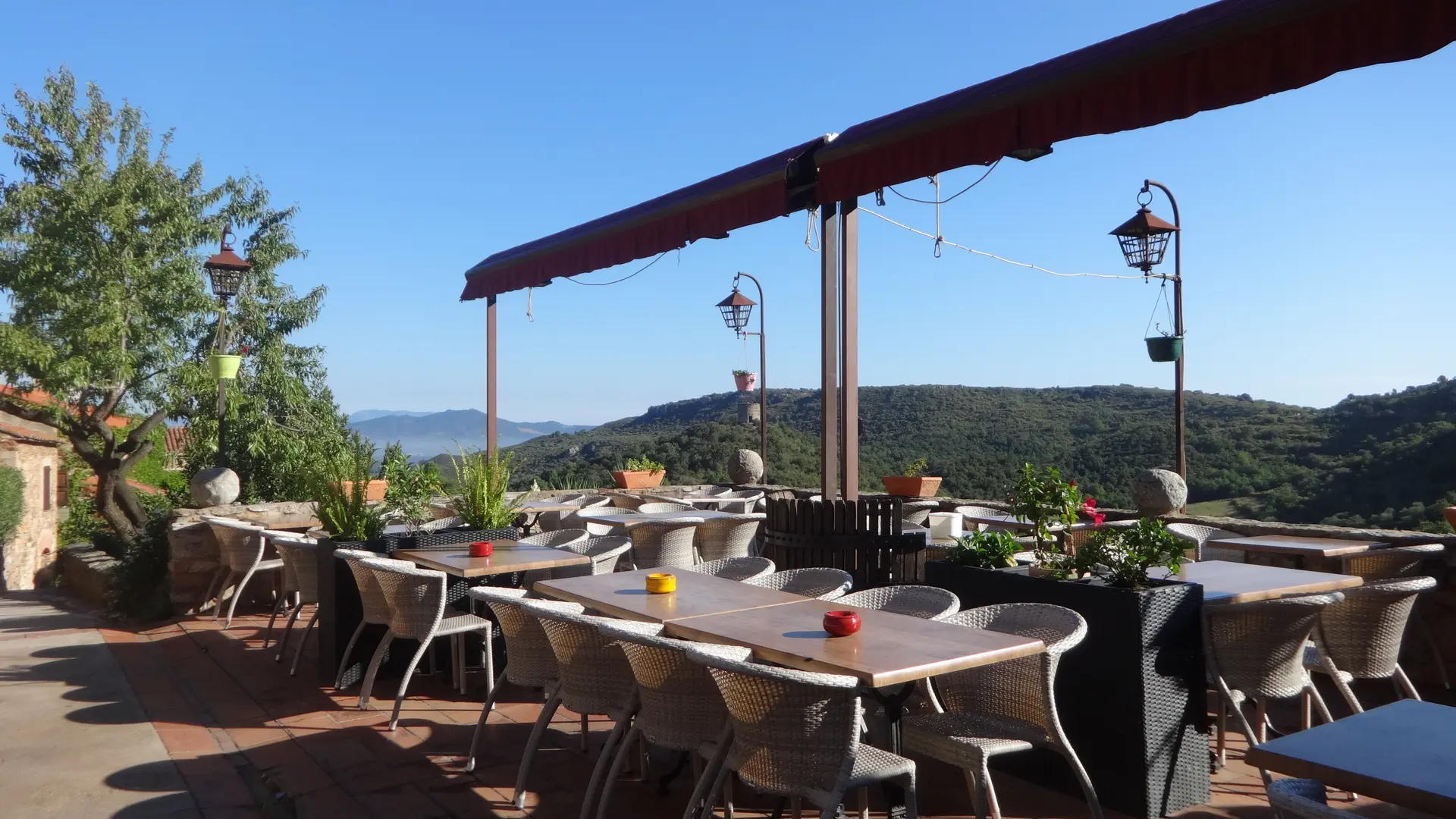 Aspres Castelnou Hostal terrasse ete