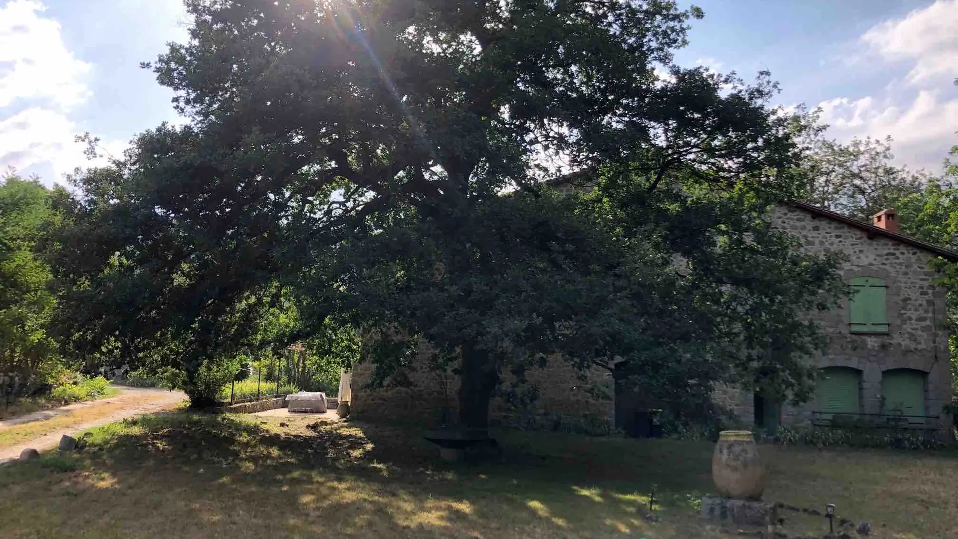 Vue de la maison depuis le jardin