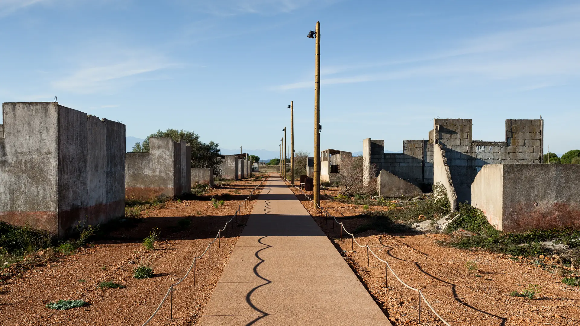 Baraques et allée - Camp de Rivesaltes