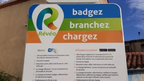 Borne-recharge-electrique-Reveo-5