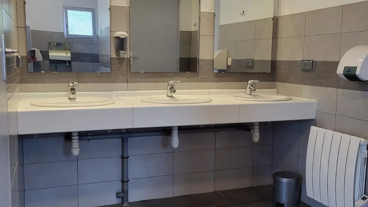 Bloc sanitaire - Camping le maurynate - J.Borrat