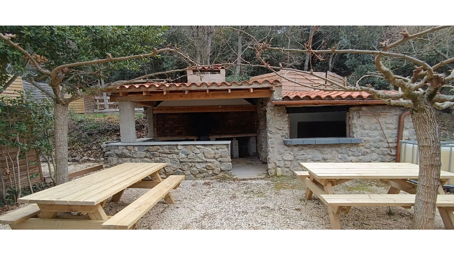 COIN PIQUE-NIQUE ET BBQ - GITE BENJAMIN