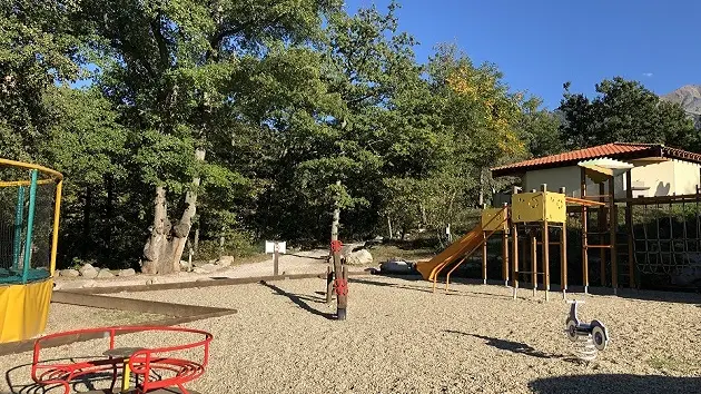 Camping DEL BOSC aire de jeux 2