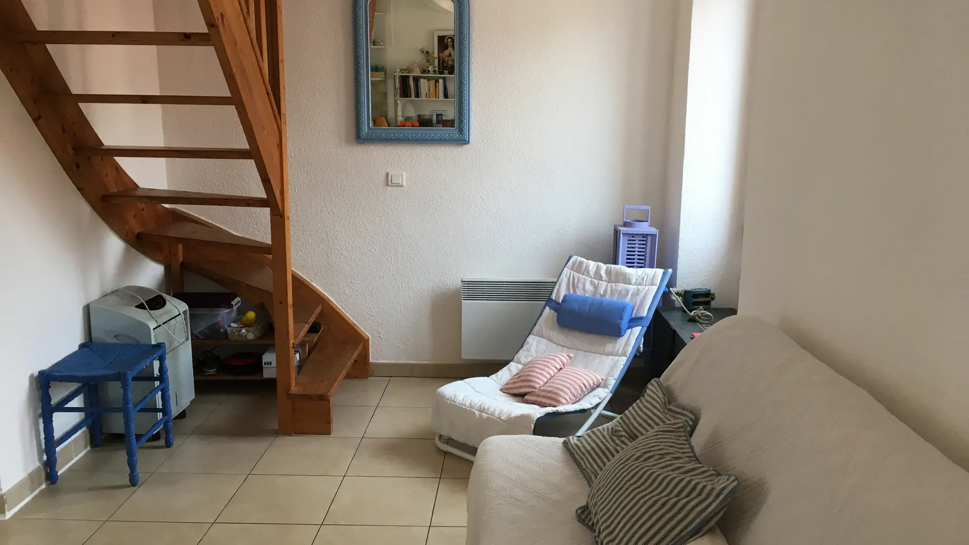 Canape╠ü se╠üjour et escalier grenier