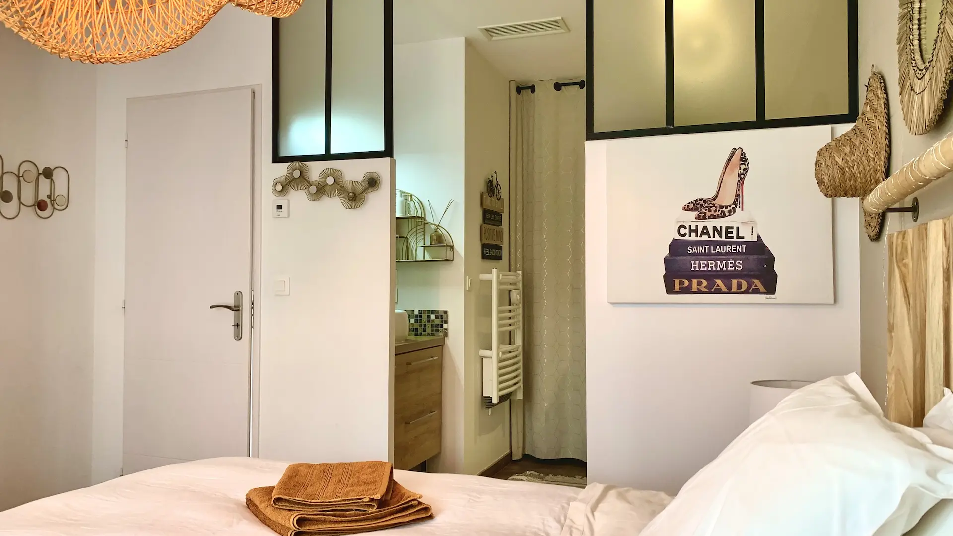 Chambre 1 vue vers Salle d'eau