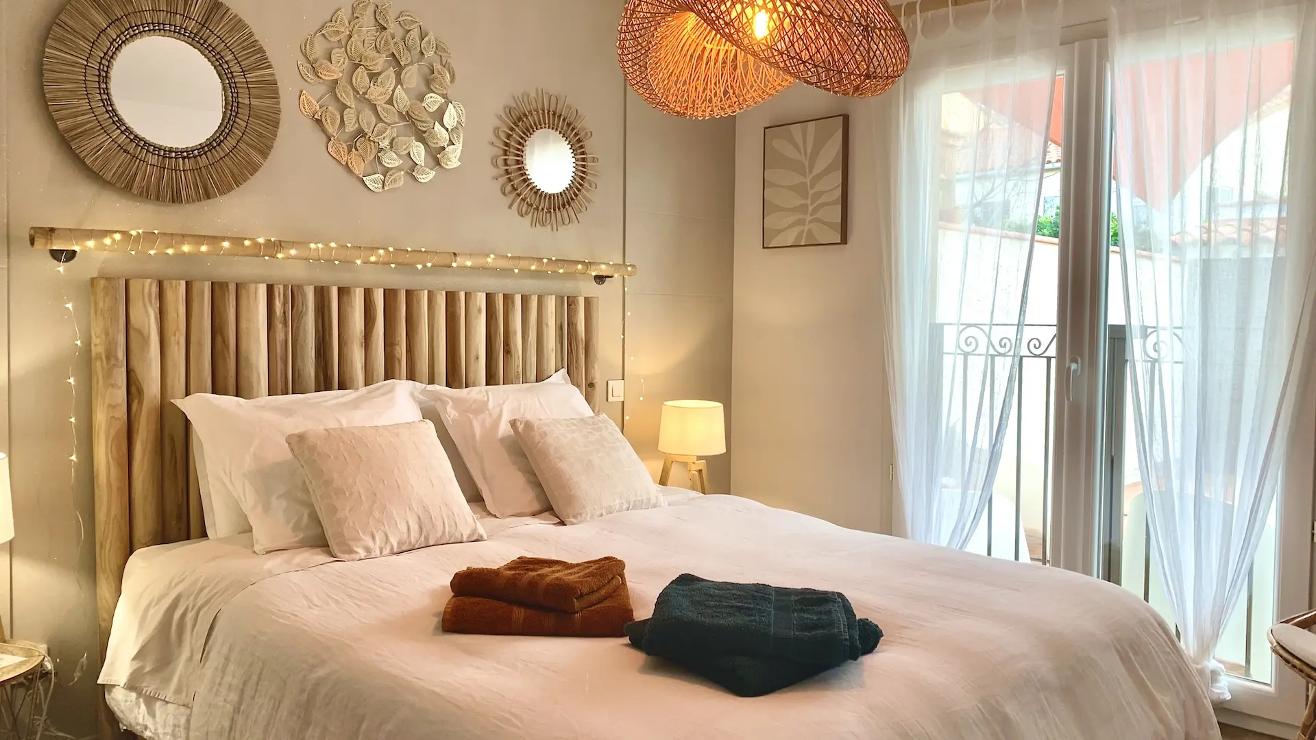 Chambre 1 vue vers fenêtre