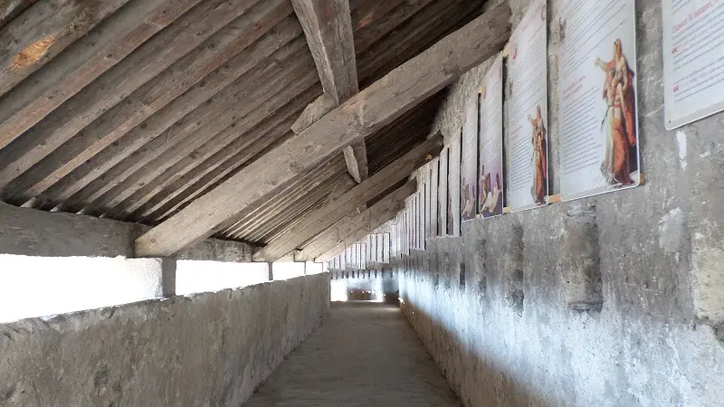 Chemin de Ronde supérieur couvert par la charpente Remparts VdC