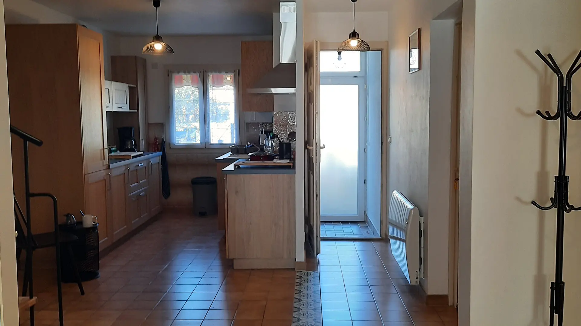 Couloir et coin cuisine