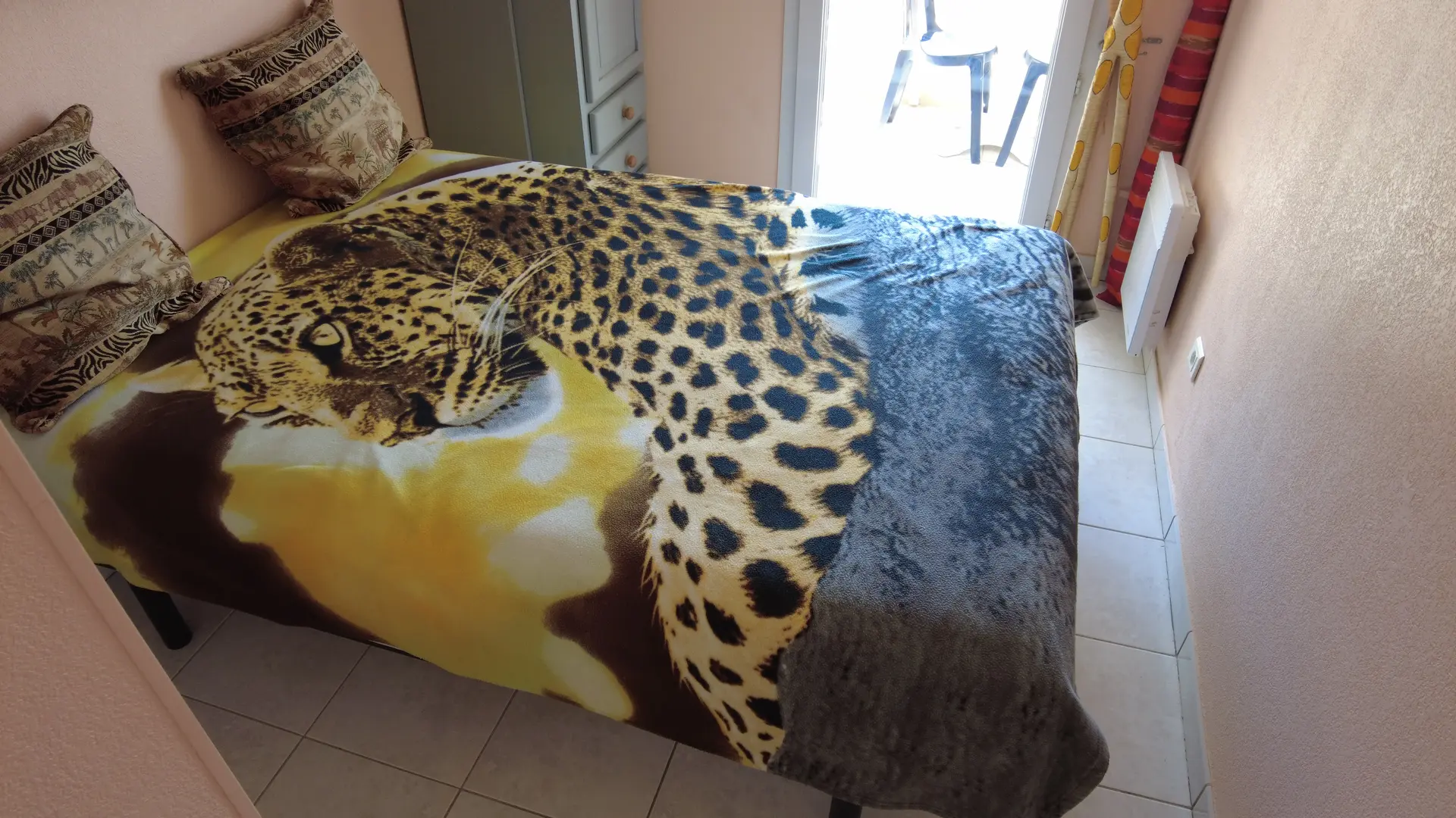 Véritable lit deux personnes confortable