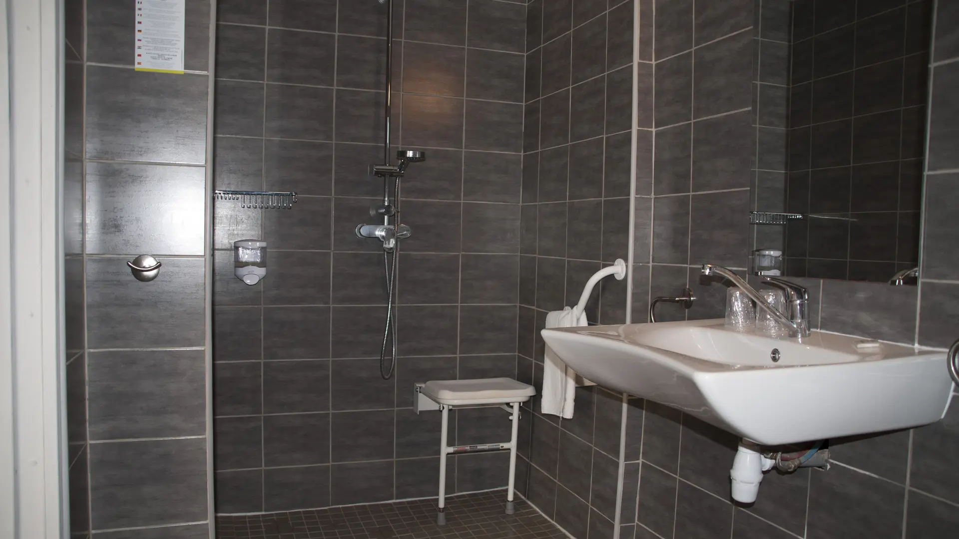 Salle de bain PMR (personne à mobilité réduite)