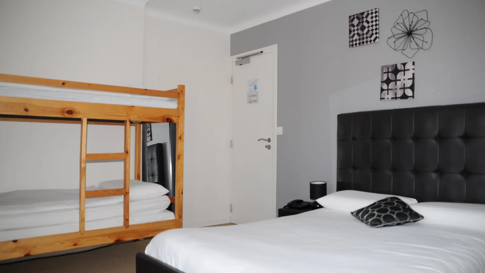 Chambre quadruple (1 lit double +2 lits superposés)