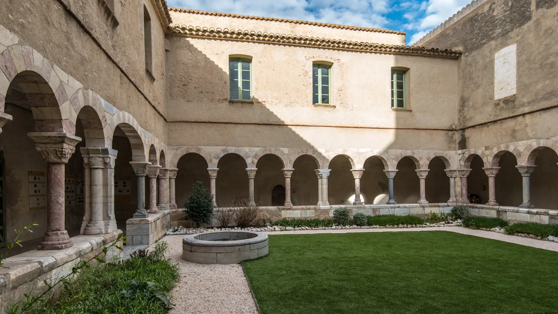 Le linteau de l'abbaye de Saint-Génis-des-Fontaines