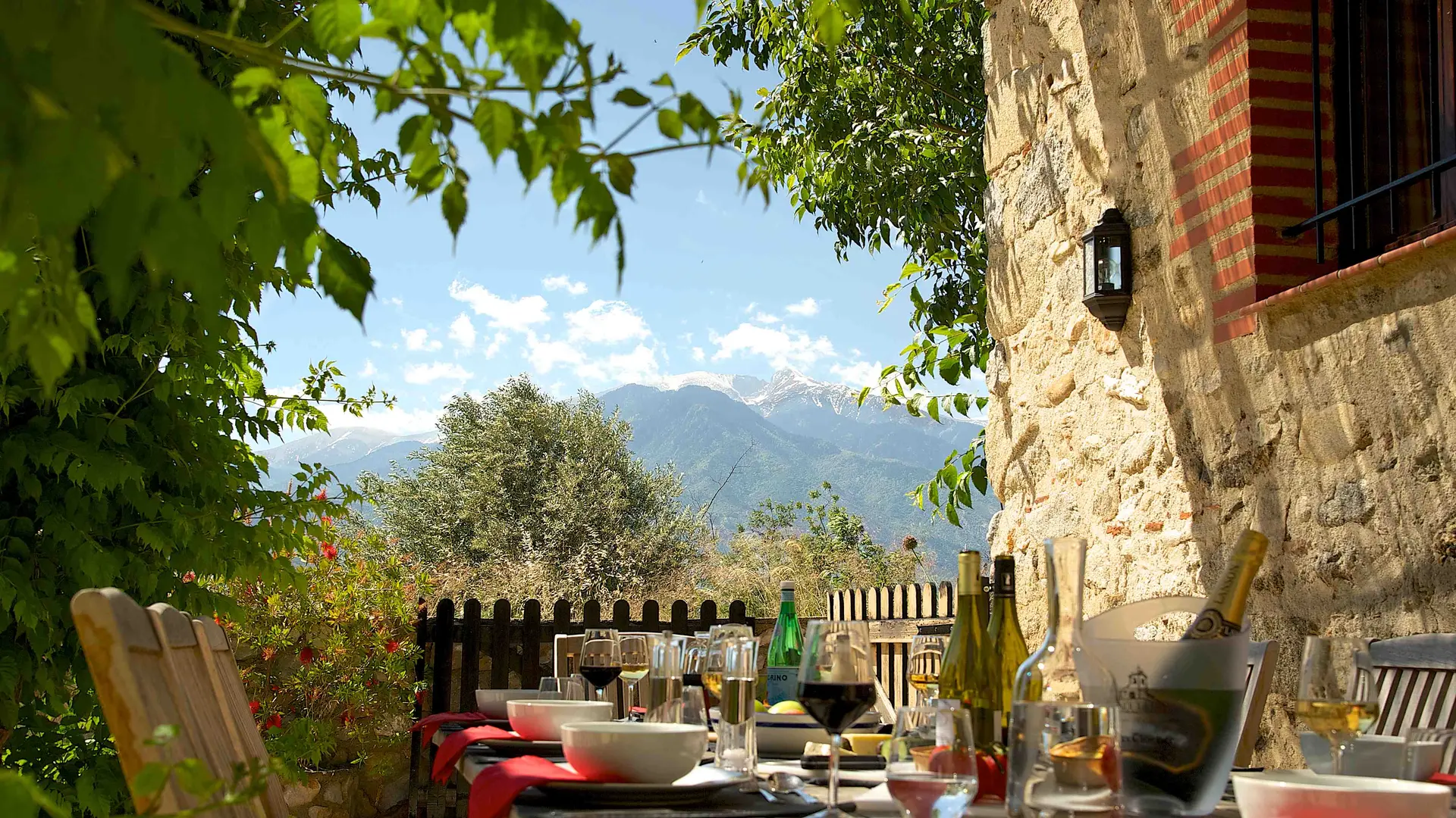 Terrasse avec vue sur le Canigó