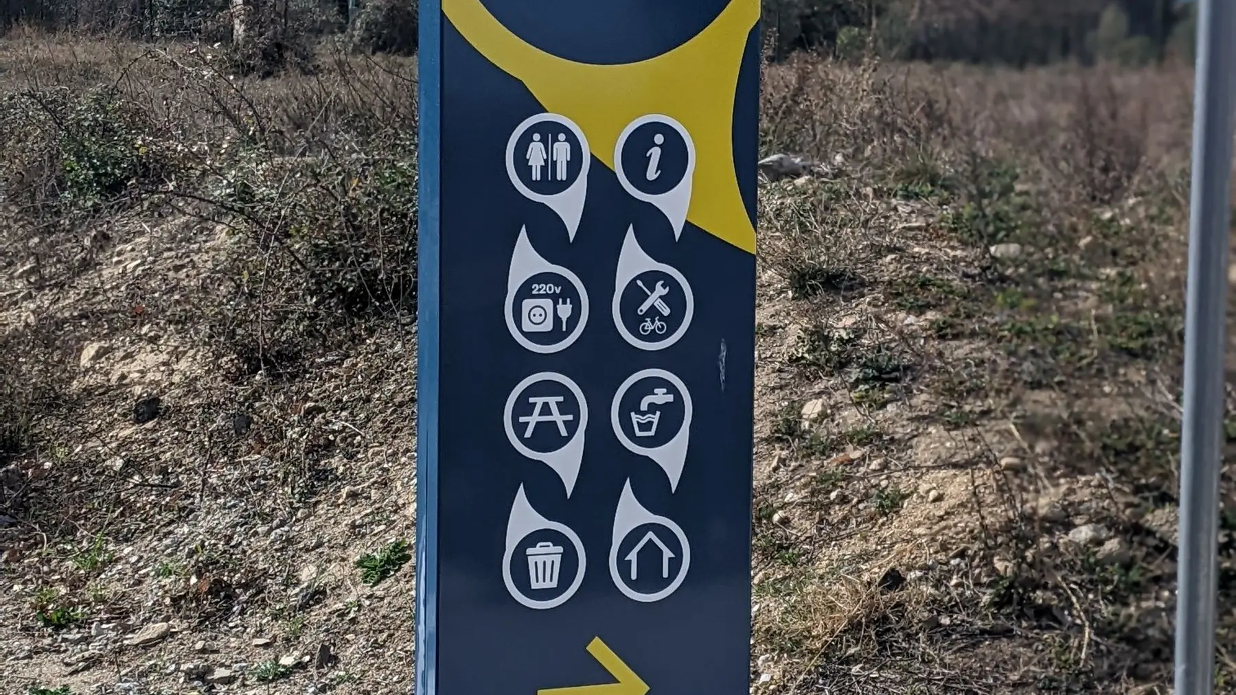 AIRE DE SERVICES VELO EV8 LAROQUE