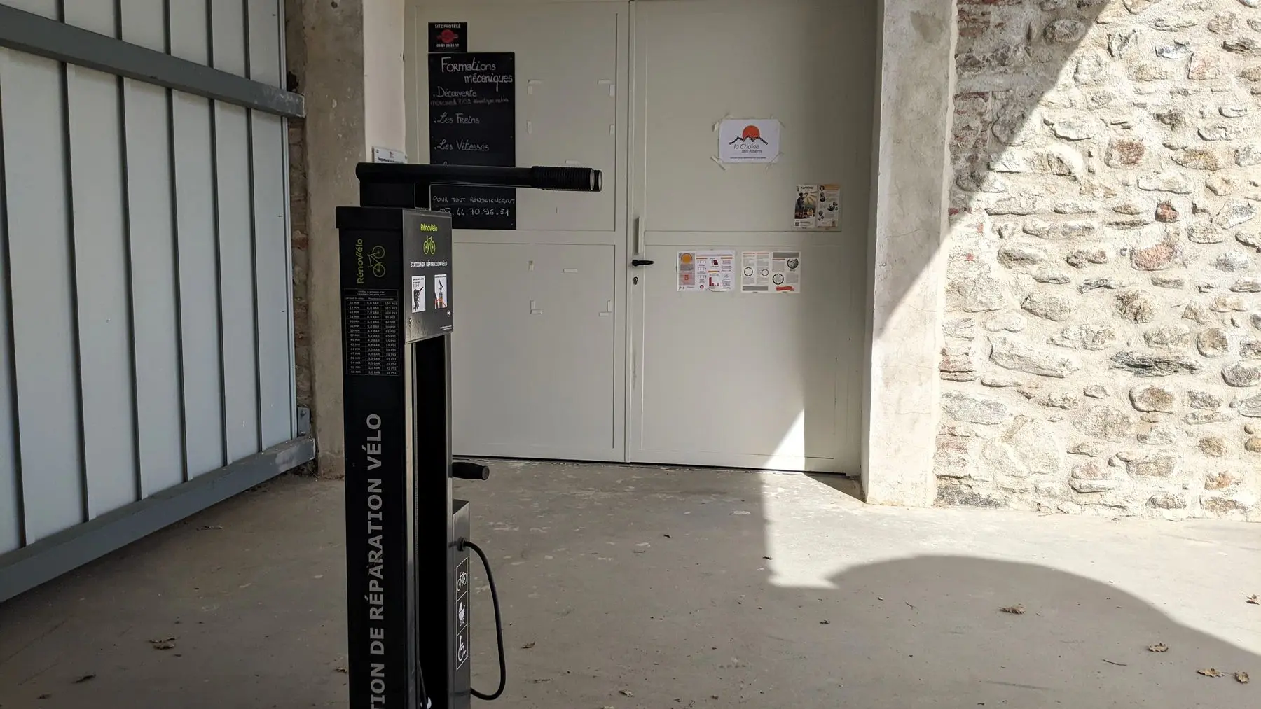 AIRE DE SERVICES VELO EV8 LAROQUE