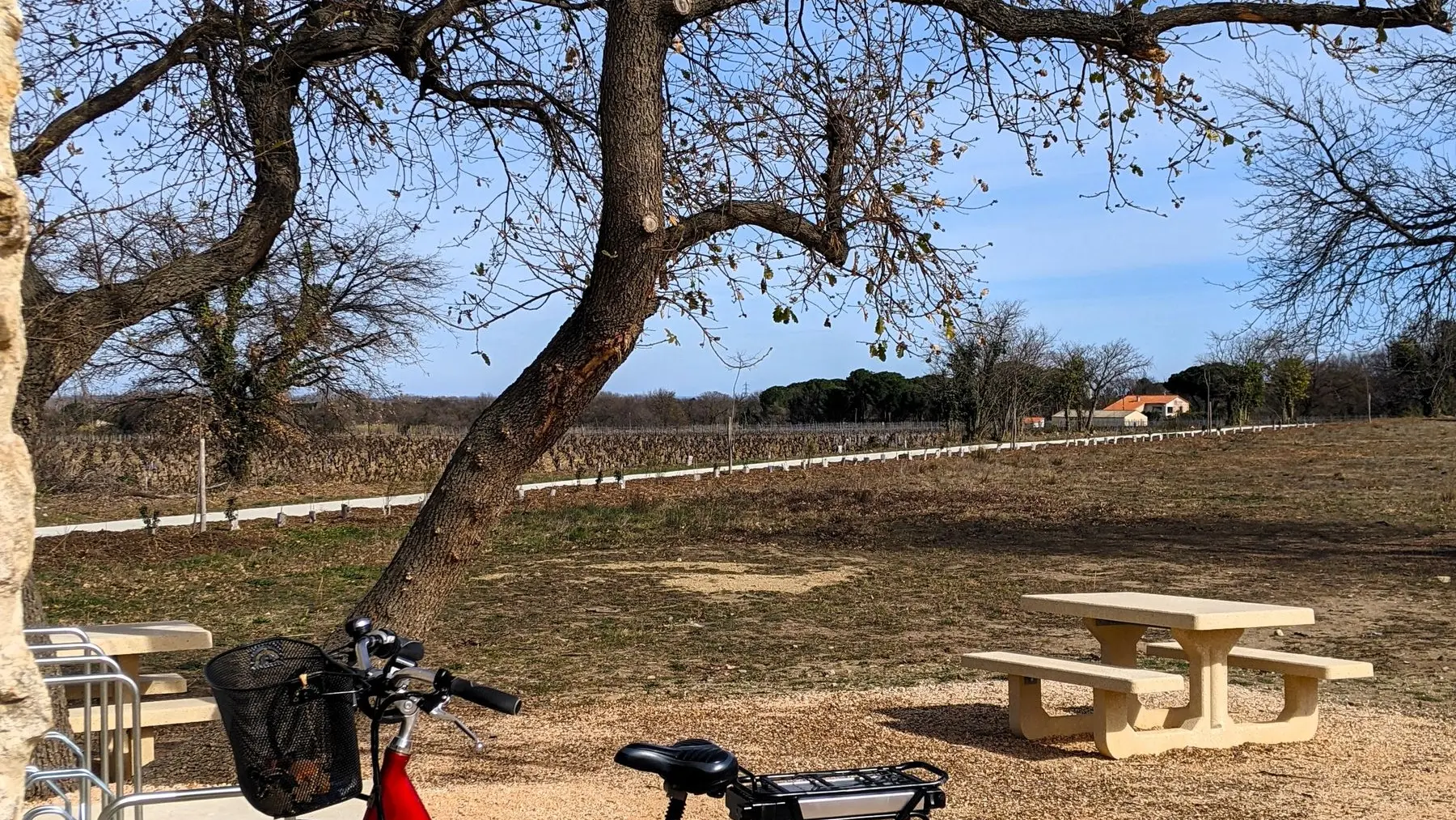 AIRE DE SERVICES VELO EV8 LAROQUE