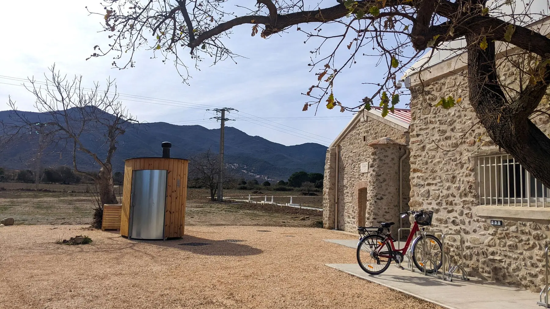 AIRE DE SERVICES VELO EV8 LAROQUE