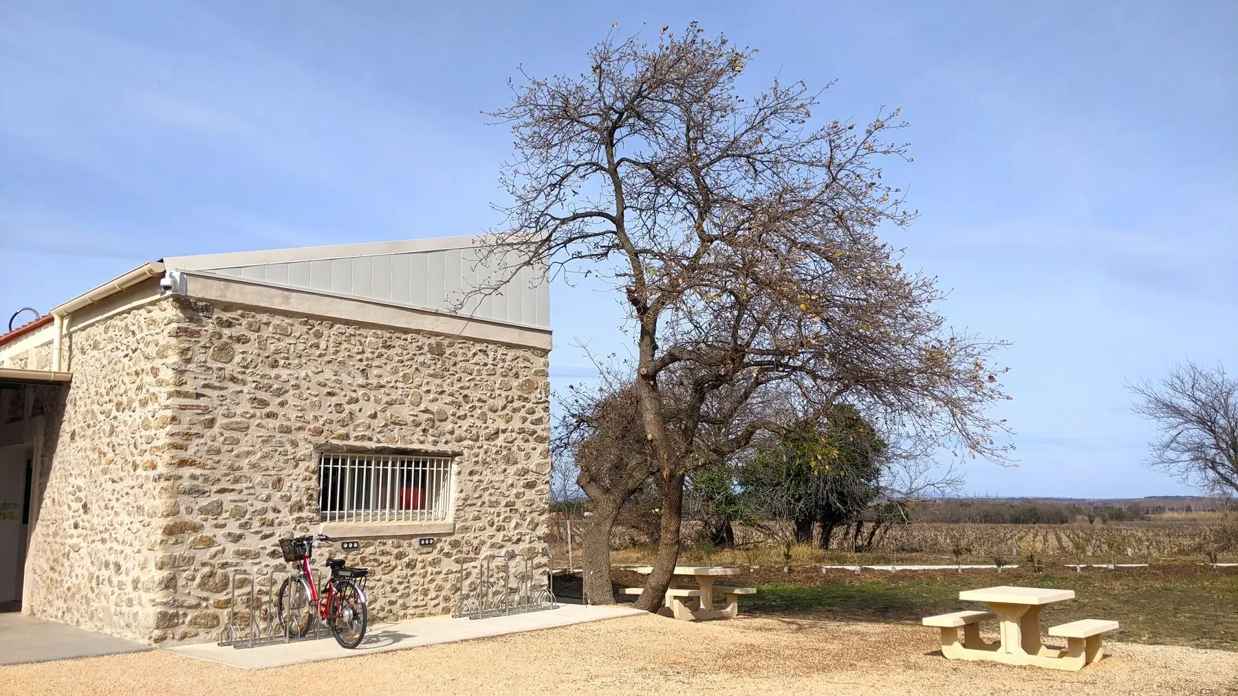 AIRE DE SERVICES VELO EV8 LAROQUE