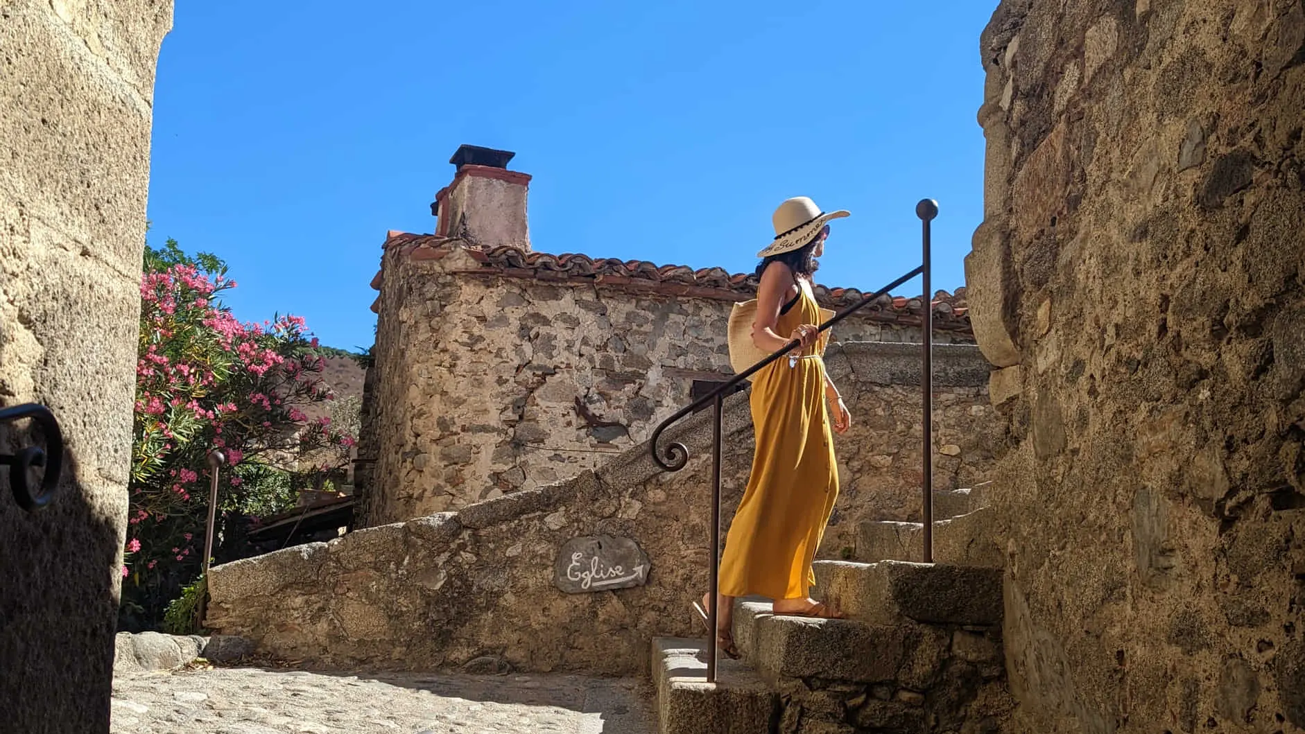 Eus, plus beau village de France escaliers montant à l'église