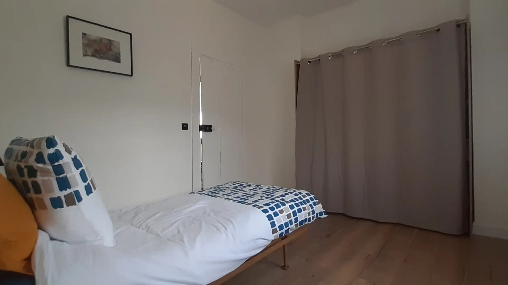 F2 Meublé La Pommeraie Corneilla Chambre enfant et dressing 20230819_161941