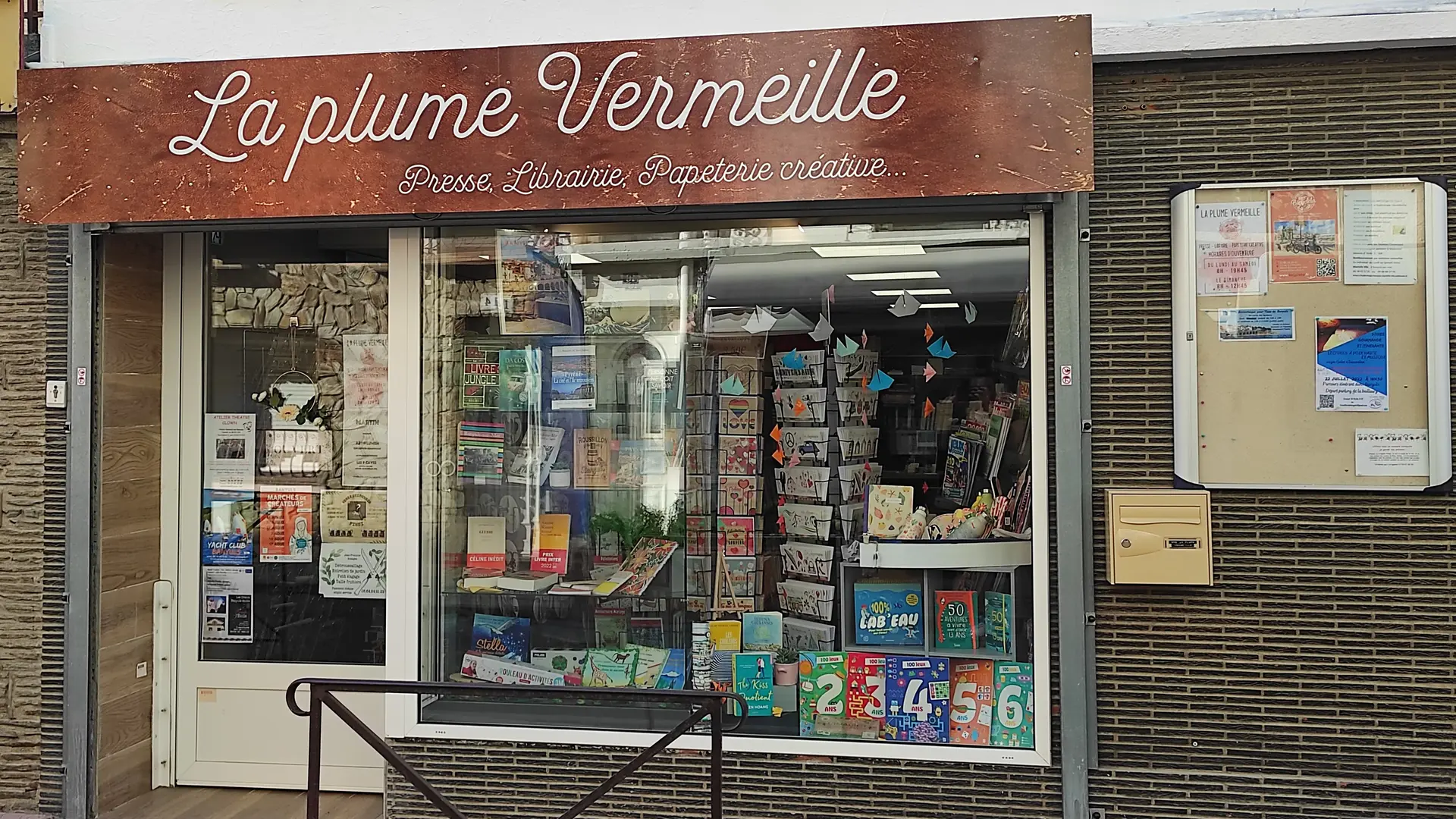 FACADE LA PLUME VERMEILLE